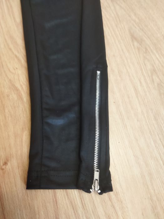 Czarne cieńkie legginsy