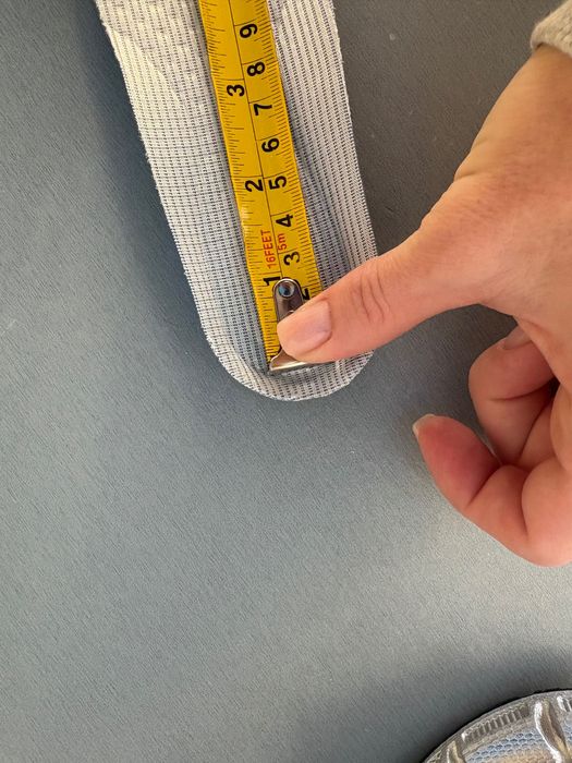 Нові кросівки на дівчинку.