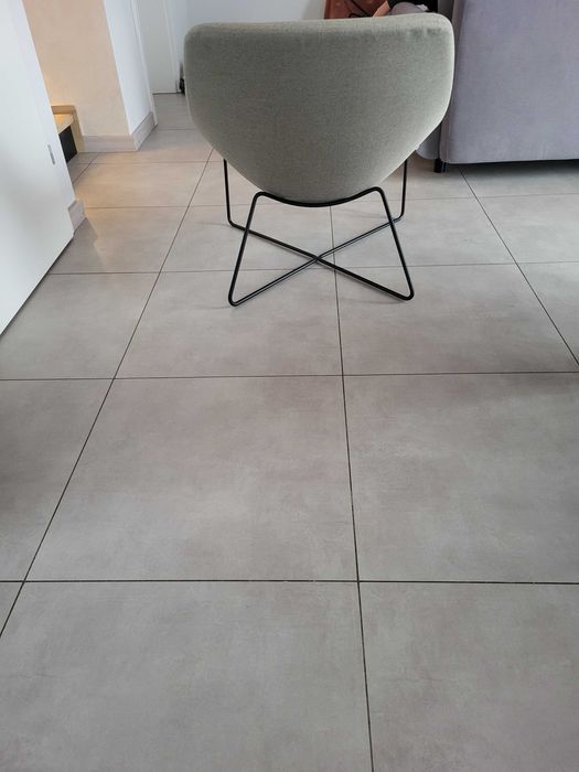 Bezowy masywny fotel na stelazu malowanym proszkowo