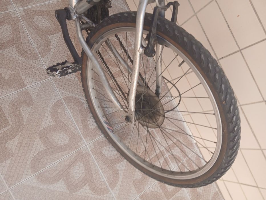 Bicicleta de homem o peneu da frente gasto