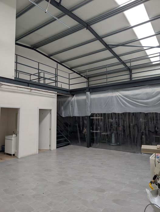 Pavilhão para arrendamento na zona da Pousa, Barcelos, com 150m2