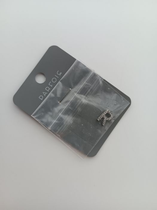 Srebrna zawieszka z cyrkoniami literka R Charms wisiorek Parfois