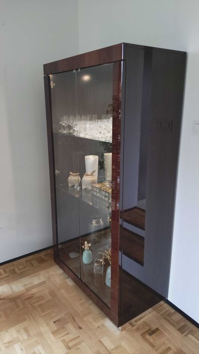 Piękna, brązowa witryna z lustrem