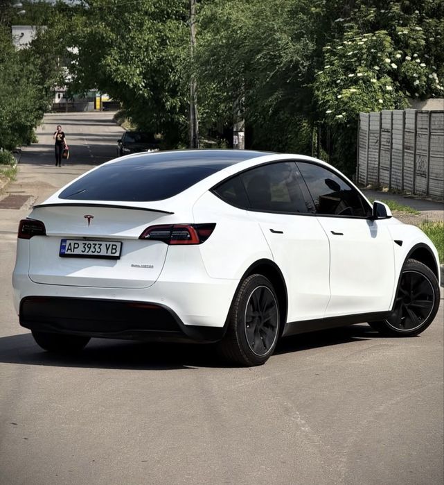 Tesla model Y 2020 рік
