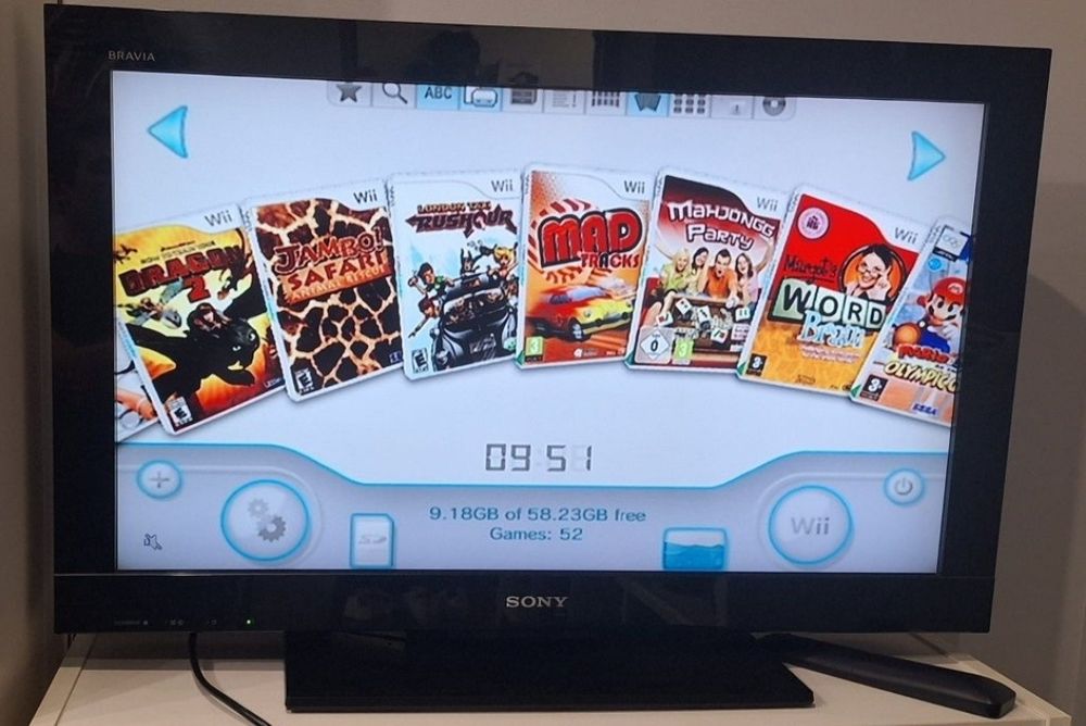 Nintendo Wii preta com 52 jogos digitais.