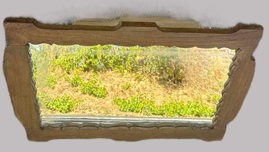 Espelho antigo com moldura em madeira: 46X65 cm