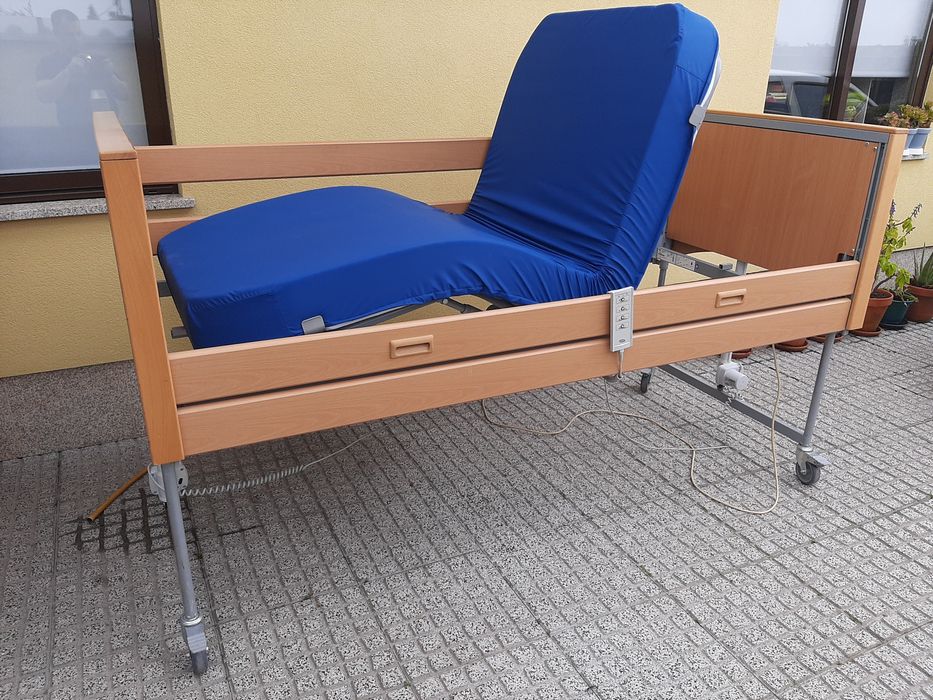 Cama articulada elétrica e elevatória hospitalar invacare