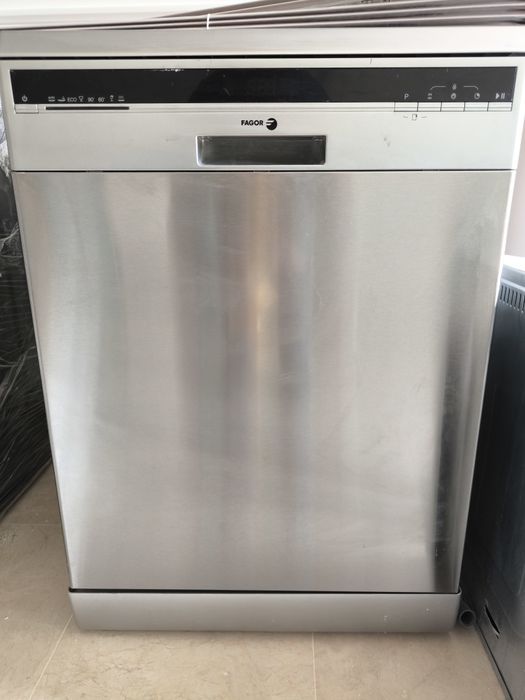 Máquina de lavar louça e forno