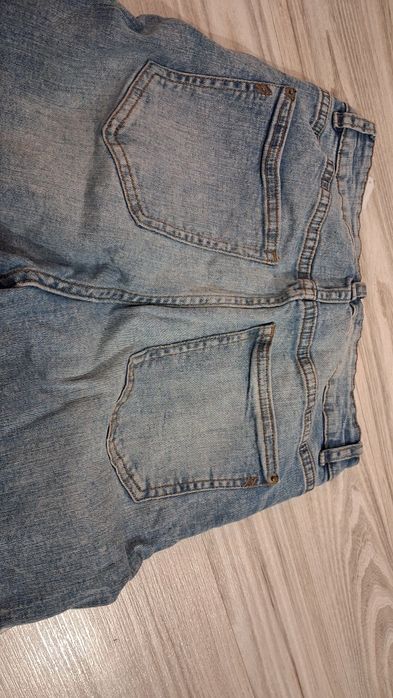 Niebieskie jeansy rurki
