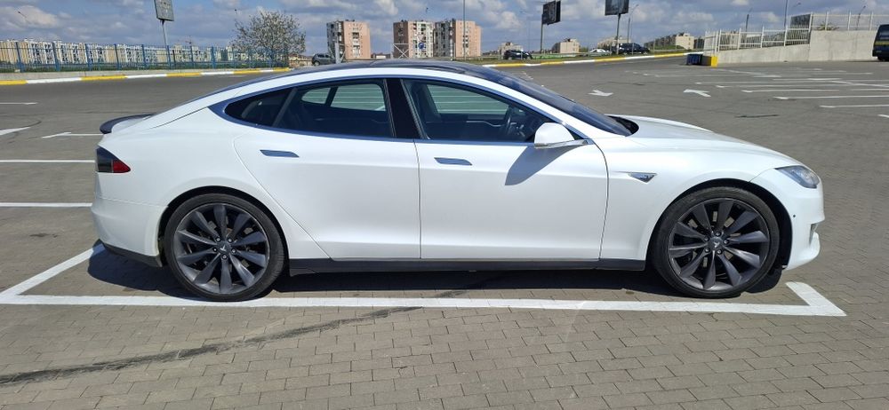 Tesla mobile s p85+