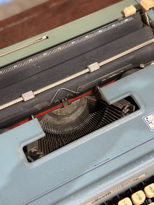 Máquina de Escrever Antiga Olivetti Studio 46