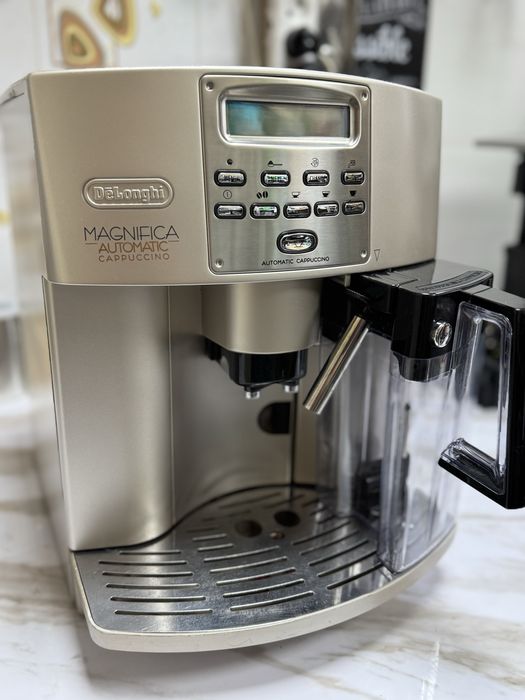 Зернова кавоварка Delonghi cappuchino ecam 23.466.s з молочником