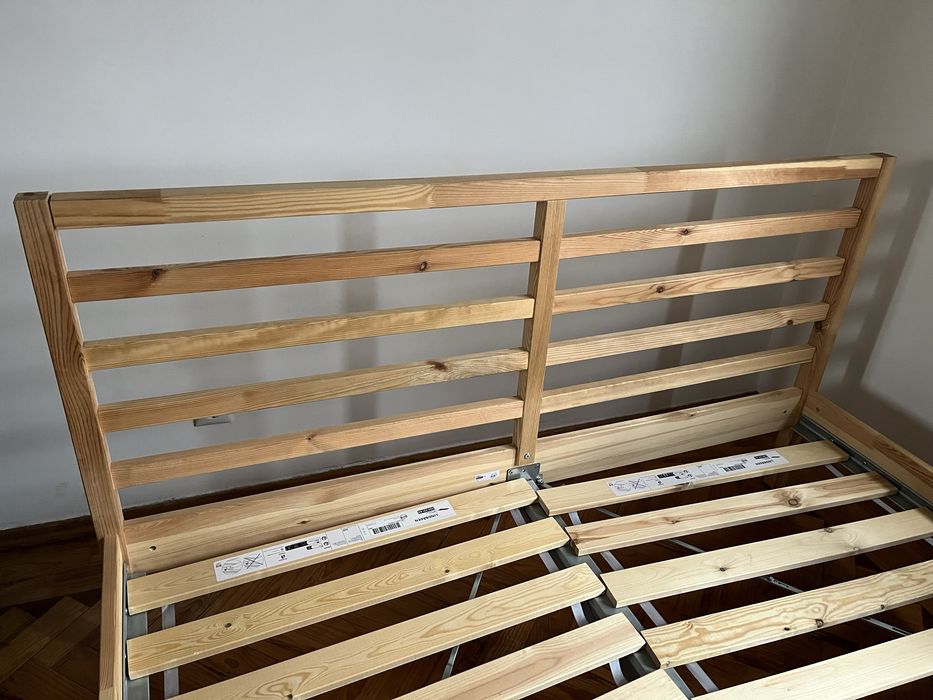 Cama em Pinho do Ikea