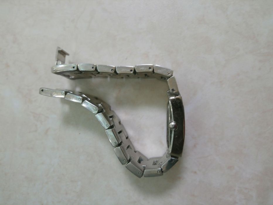 Продам женские кварцевые часы марки "D & G".