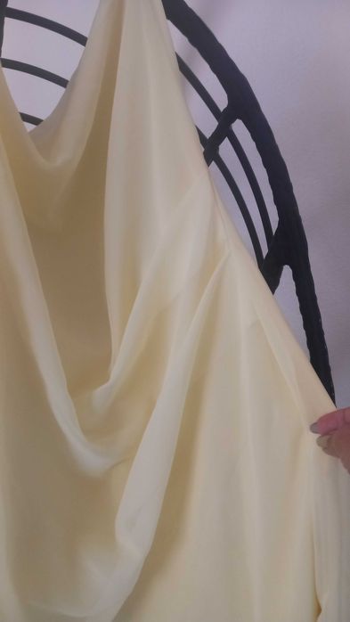 Vestido amarelo claro com gola descaída sem costas