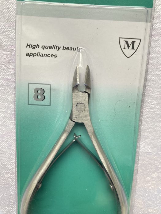 Маникюрные ножницы для кутикулы и кусачки.