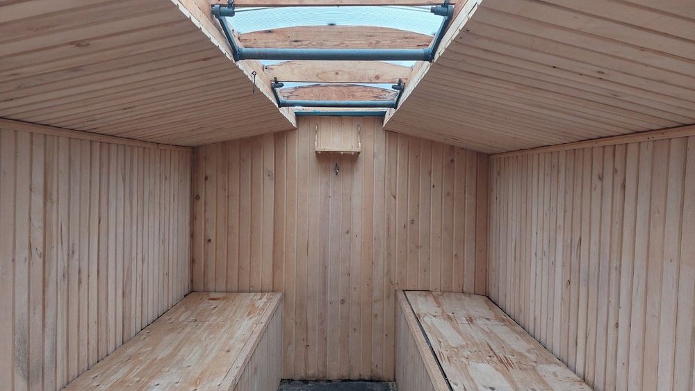 Апі-будинок на колесах, причеп для бджіл, павільйон для бджіл.