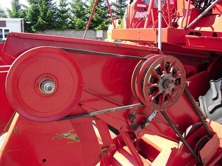 Зерноуборочный комбайн Massey Ferguson 330