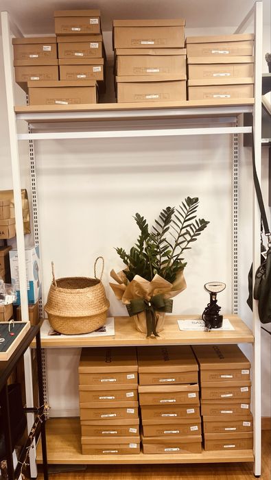 Móvel para loja de vestuário ou closet.