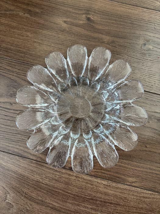 Szklana misa w kształcie kwiatu – designerska, przezroczysta