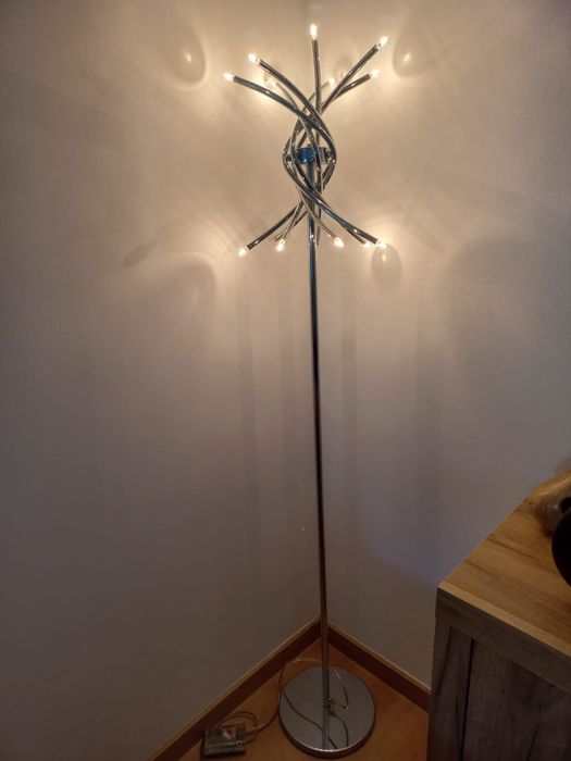 Candeeiro com luz regulavel