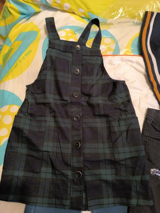 Diversas calças e vestido