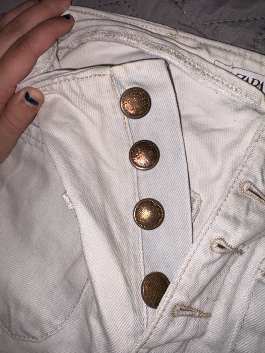 Calças de ganga super elegabtes com botões dourados