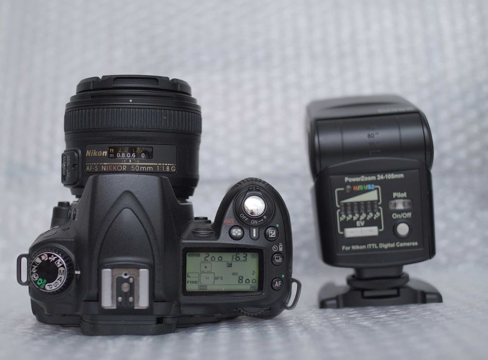 Nikon D90 +Nikon AF-S 50mm F1.8 G+ Nikon AF 35- 135 Macro +Flash
