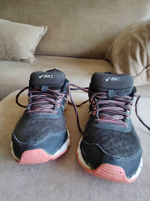Sapatilhas Asics tam. 38 em muito bom estado