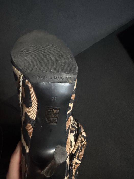 Ботільйони на шпильці тигрові. Матеріал -текстиль. Зручні.