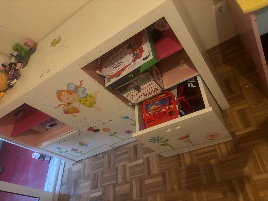 Secretaria e móvel menina