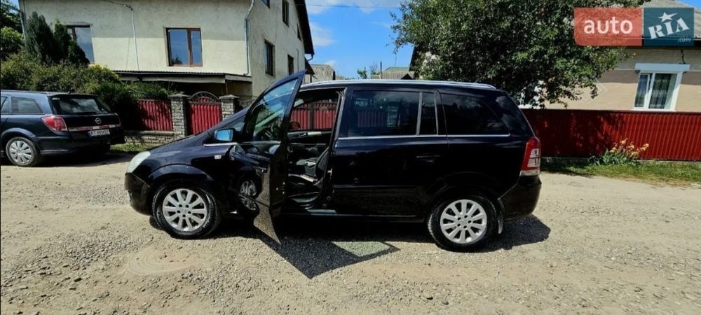 Opel Zafira автомобіль