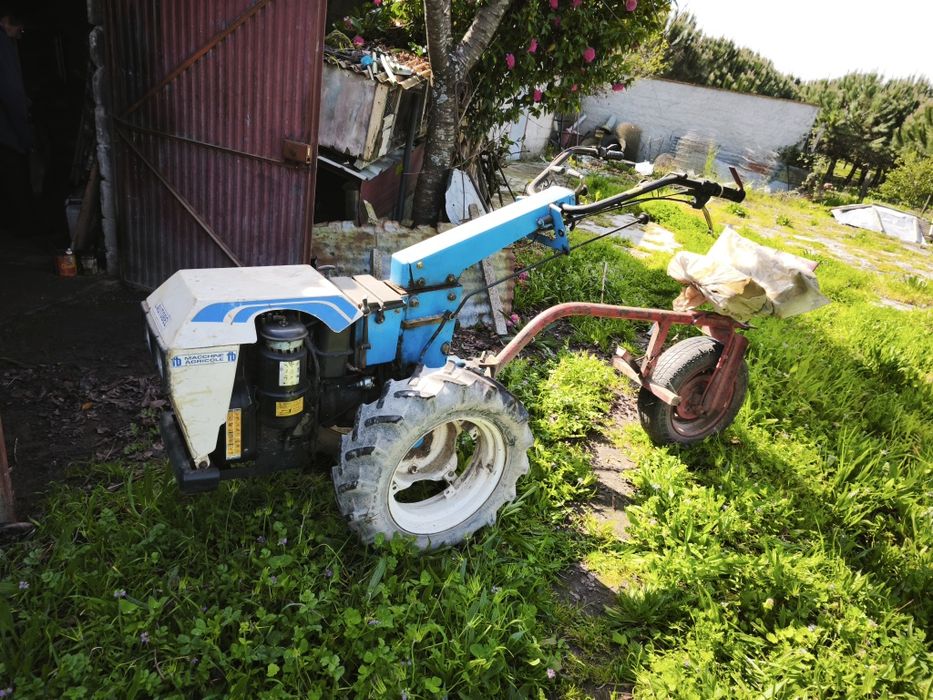 Motocultivador  com 14cv e reboque com volante e tração