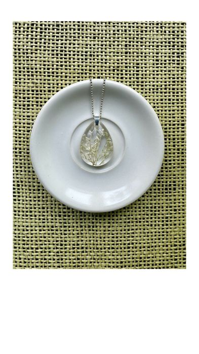 Zawieszka „brindille fleur blanche” biżuteria handmade żywica srebro