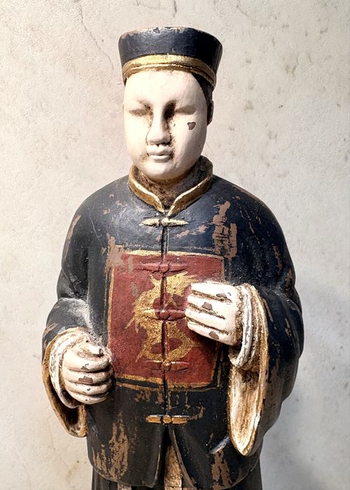Escultura asiática /  chinesa em madeira entalhada e policromada