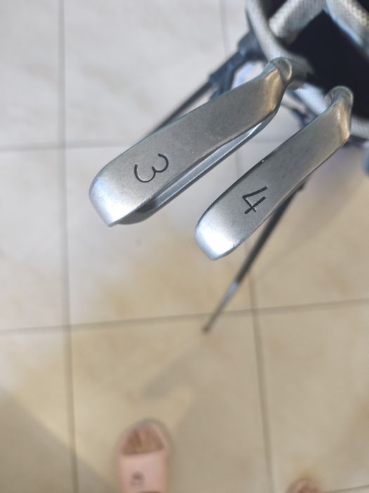 Full set of mens golf clubs in bag