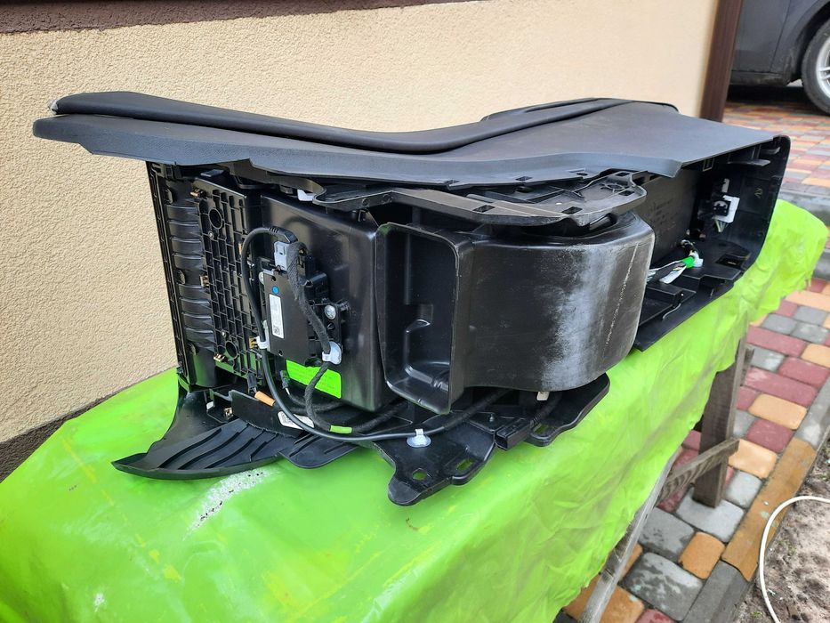 Центральная консоль Tesla Model 3.