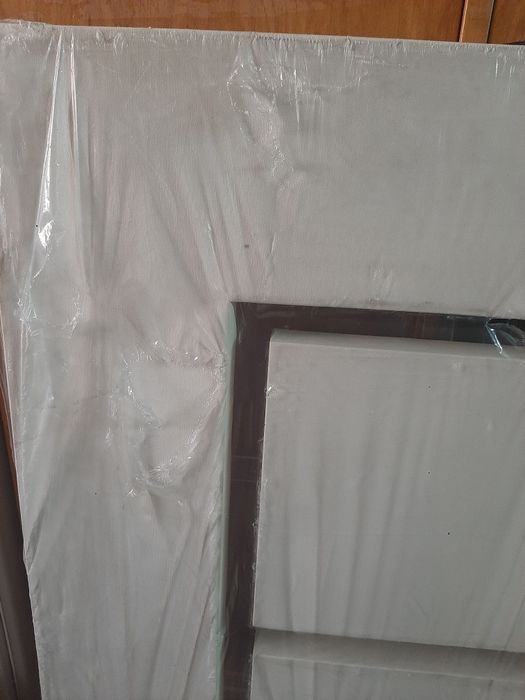 Tela branca 120x64x4 cm.