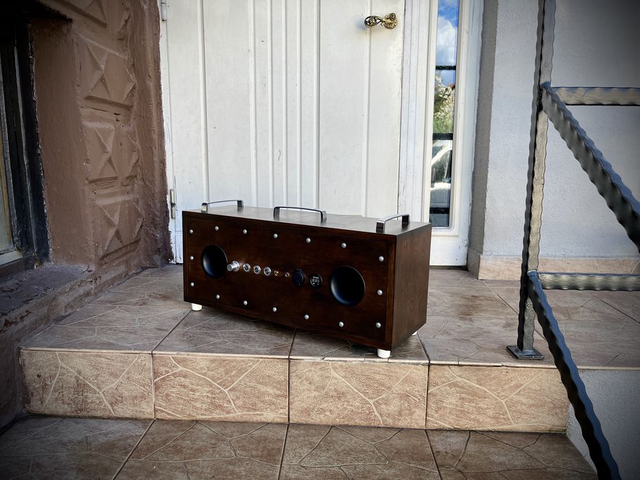 Referencyjny głośnik aktywny w kolorze czekoladowym, o mocy 2x35 Wat