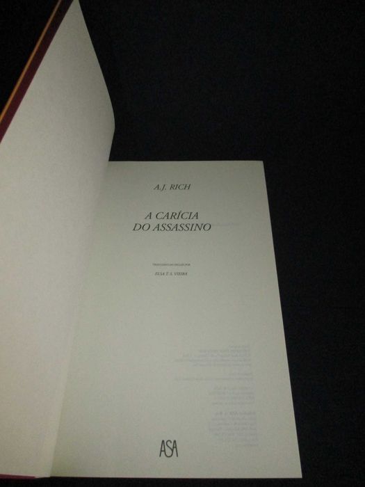 Livro A Carícia do Assassino A. J. Rich