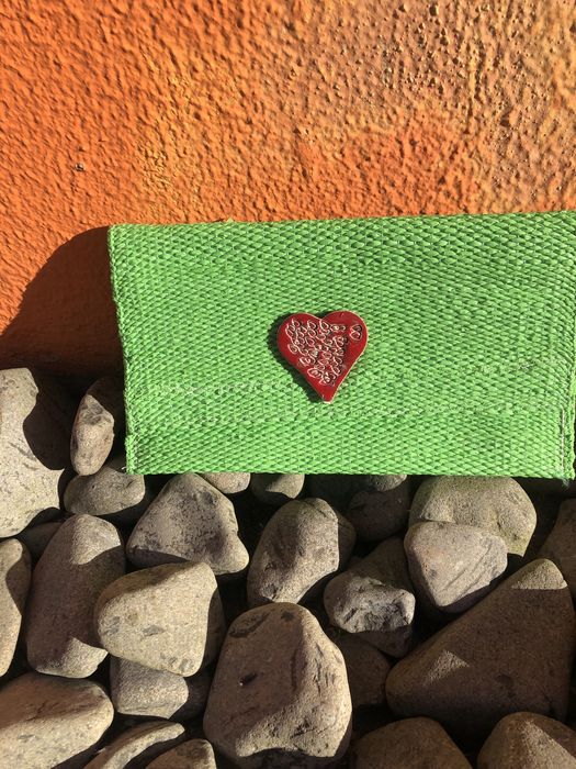 Mala tipo envelope verde com coração