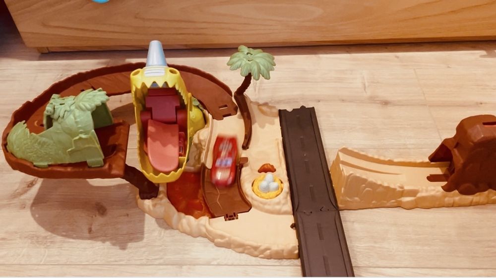 Pista Dinossauro “atira o Faísca” + Faisca McQueen