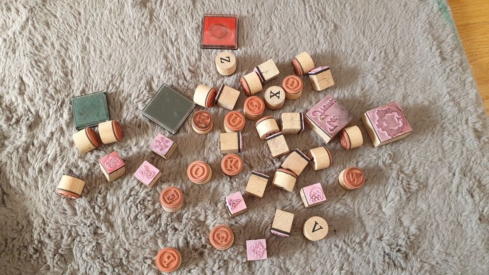 Pieczątki litery i świąteczne obrazki