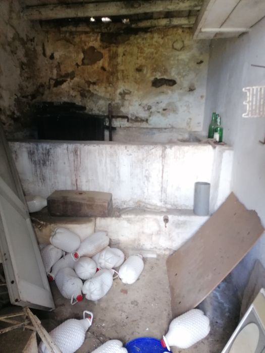 Casinha para reconstrução, às portas do Douro
