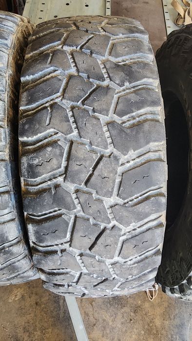 Vendo 4 pneus 31x10.50R15