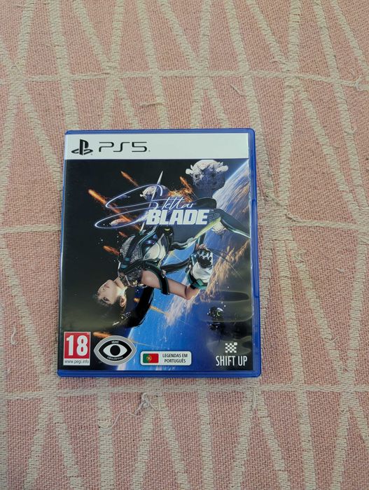 PS5 Slim 1T com suporte de comandos e jogos
