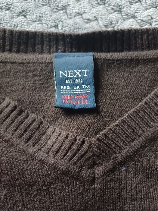 Brązowy sweter dla chłopca.