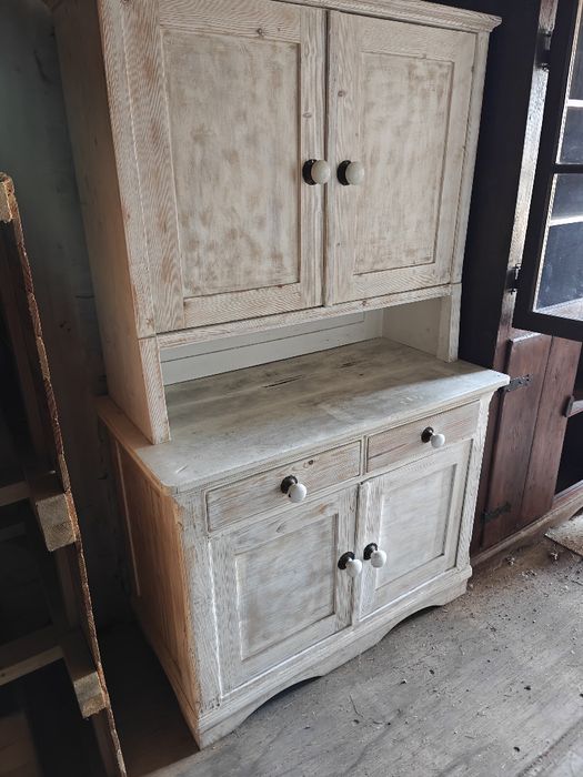 Móvel antigo de madeira maciça