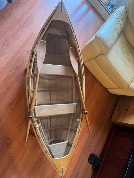 Mesa de centro com feitio de Barco, em madeira com tampo de vidro