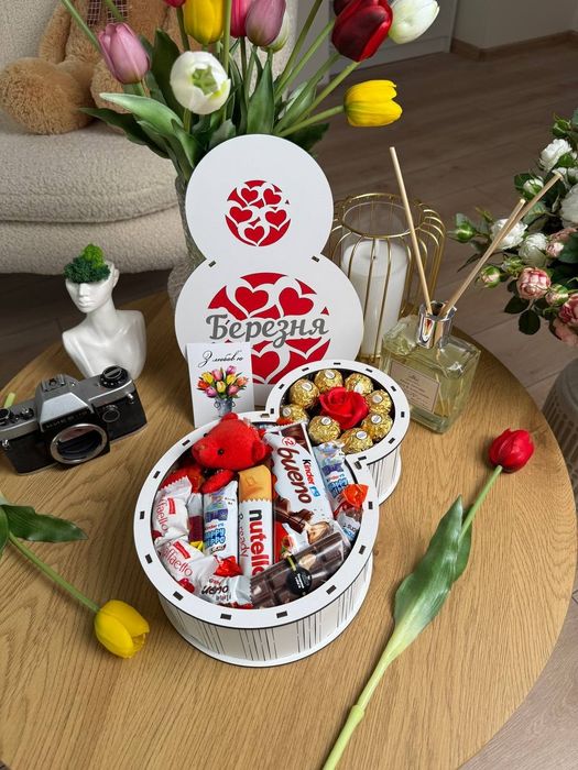 Подарунковий бокс для жінки до 8 березня. Солодкий набір